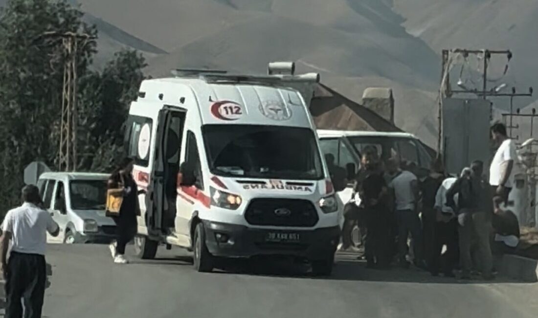 Hakkari’nin Yüksekova ilçesinde minibüs ile pikabın çarpışması sonucu meydana gelen