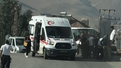Hakkari’nin Yüksekova ilçesinde minibüs ile pikabın çarpışması sonucu meydana gelen