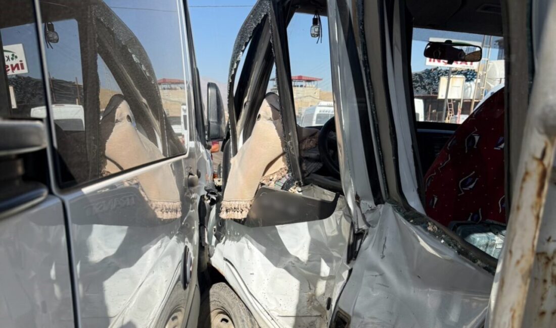 Hakkari’nin Yüksekova ilçesinde meydana gelen trafik kazasında, minibüs ile inşaat