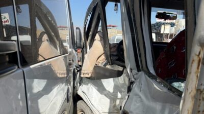 Hakkari’nin Yüksekova ilçesinde meydana gelen trafik kazasında, minibüs ile inşaat