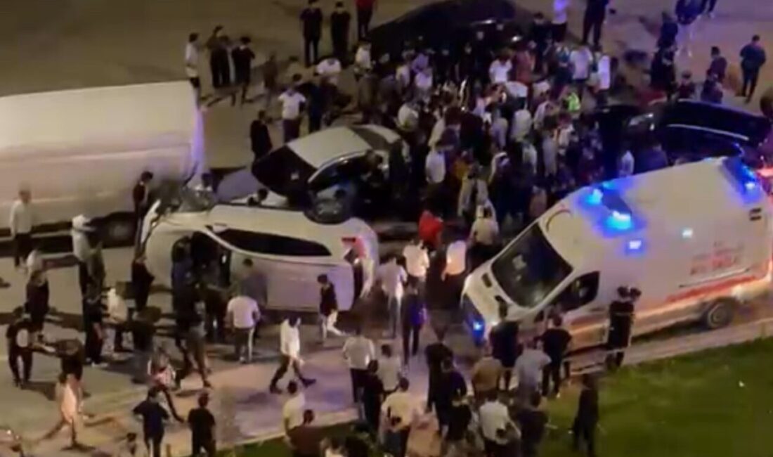 Hakkari ilinin Yüksekova ilçesinde meydana gelen trafik kazasında, aralarında 2