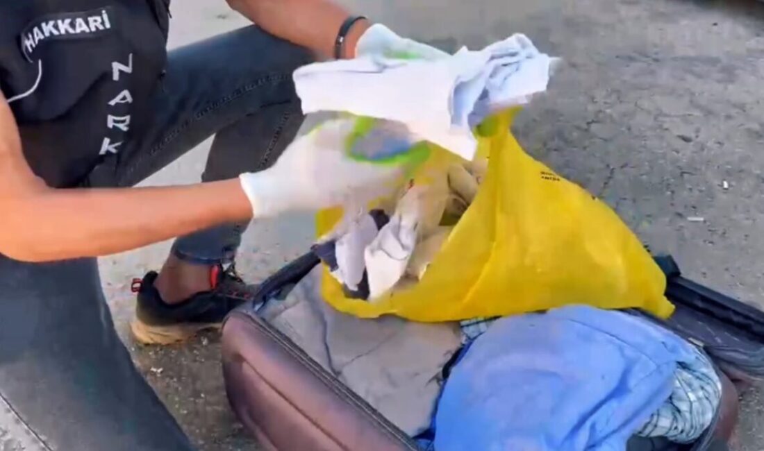 Hakkari’nın Yüksekova ilçesinde, şehirlerarası bir yolcu otobüsünde yapılan aramada, valizdeki