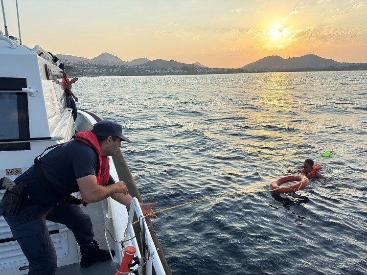 Muğla’nın Bodrum ilçesi açıklarında Sahil Güvenlik ekipleri tarafından yakalanan bir