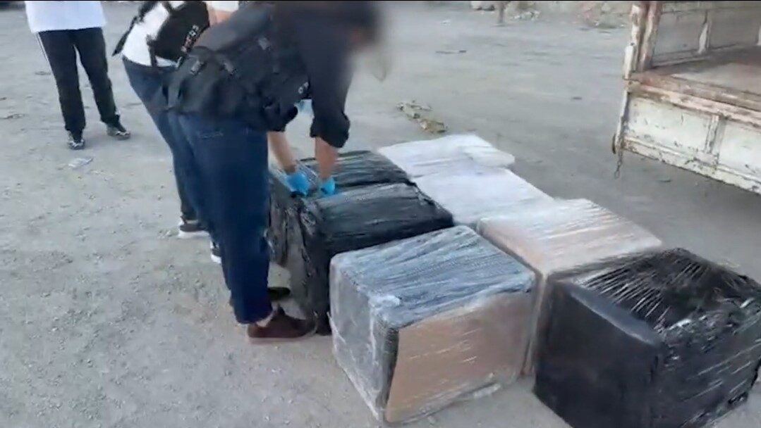 Zeytinburnu’nda Narkotik ekipleri tarafından bir araca operasyon yapıldı. Gerçekleştirilen operasyonda,