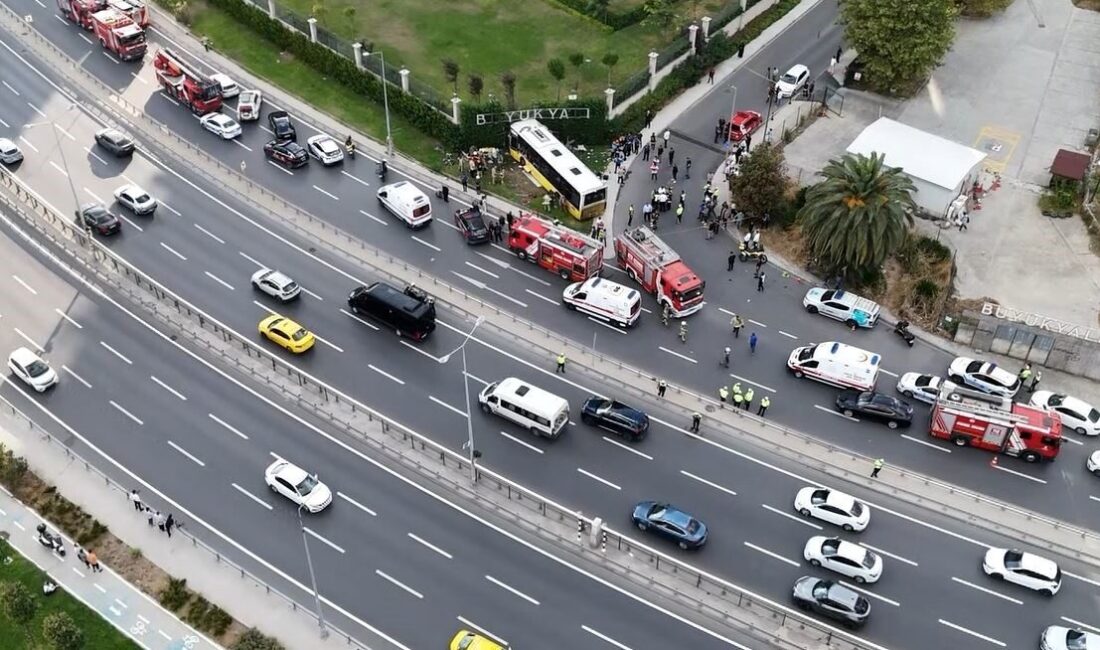 Zeytinburnu’nda bir İETT otobüsünün site duvarına çarpması sonucu meydana gelen