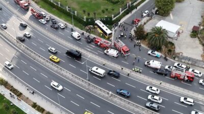 Zeytinburnu’nda bir İETT otobüsünün site duvarına çarpması sonucu meydana gelen