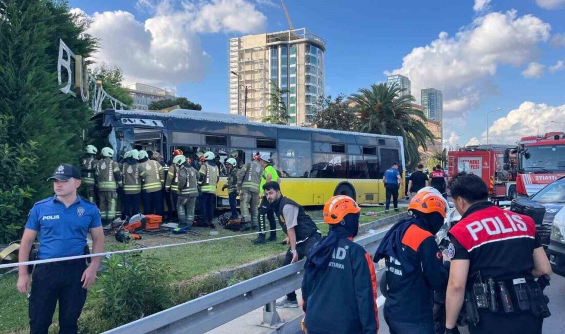 Zeytinburnu ilçesinde seyir halindeki bir İETT otobüsü, Kennedy Caddesi’nde bir
