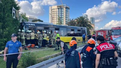 Zeytinburnu ilçesinde seyir halindeki bir İETT otobüsü, Kennedy Caddesi’nde bir