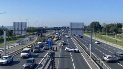 Zeytinburnu’nda bugün sabah saatlerinde meydana gelen olayda, seyir halindeki bir