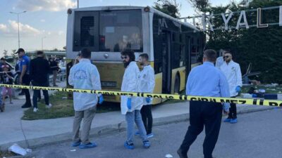 Zeytinburnu ilçesinde meydana gelen trafik kazasında, İETT otobüsünün duvara çarpması