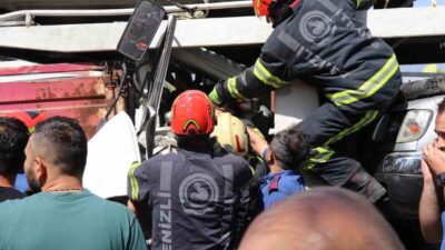 Denizli’de meydana gelen trafik kazasında, trafik ışıklarında bekleyen bir tır