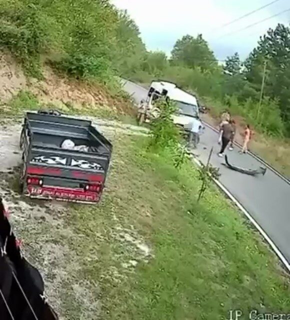 Zonguldak’ın Karadeniz Ereğli ilçesinde meydana gelen trafik kazasında işçi servis