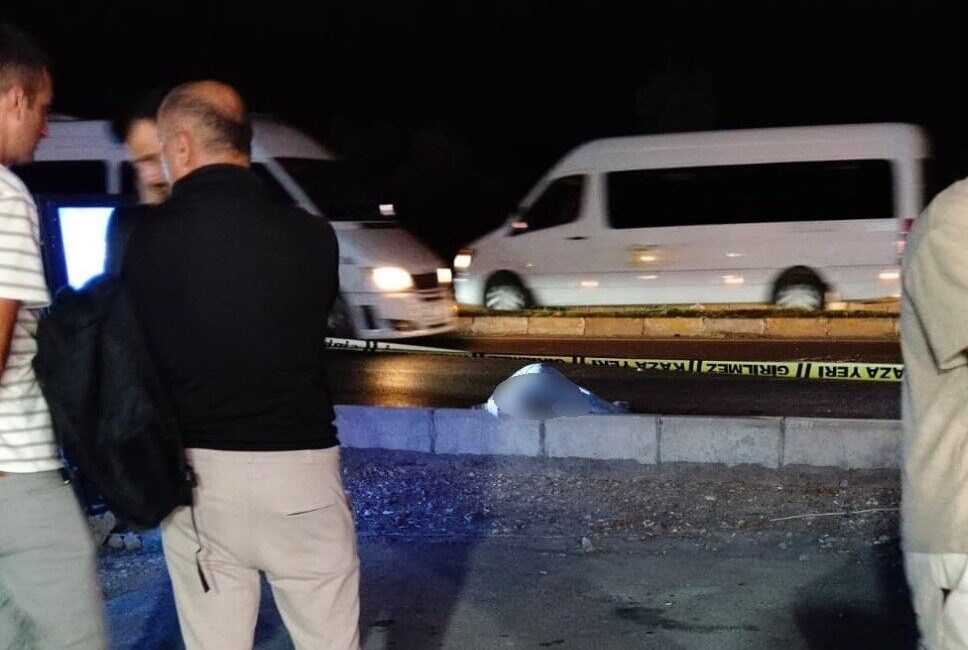 Antalya’da bir motosiklet sürücüsü virajda kontrolü kaybederek refüje çarptıktan sonra