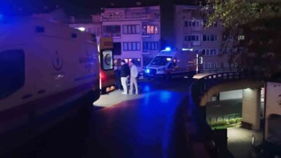 Bursa’da bir motosiklet, sürücüsünün kontrolünü kaybederek bariyerlere çarptı ve üç