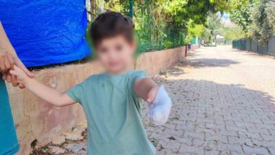 Adana’da, 3 yaşındaki Mustafa Kemal Şimşek, bahçede oyun oynarken eli