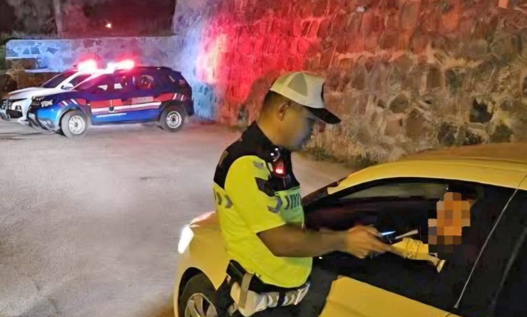 Yozgat’ta jandarma ekiplerince gerçekleştirilen trafik denetiminde alkolmetreyi üflemeyi reddeden araç