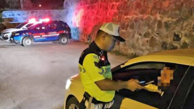 Yozgat’ta jandarma ekiplerince gerçekleştirilen trafik denetiminde alkolmetreyi üflemeyi reddeden araç