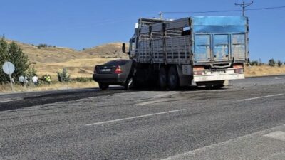 Yozgat-Ankara karayolu üzerinde meydana gelen trafik kazasında otomobil ile kamyon