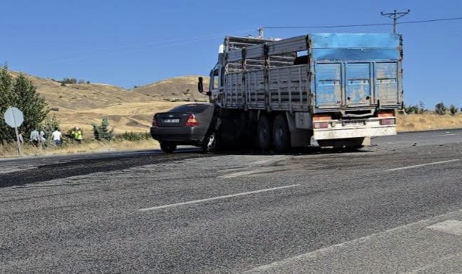 Yozgat-Ankara karayolu üzerinde meydana gelen trafik kazasında otomobil ile kamyon
