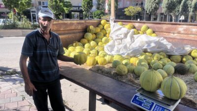 Yozgat’ın Yerköy ilçesine bağlı Süleymanlı köyünde yetiştirdiği kavunları ilçe merkezinde