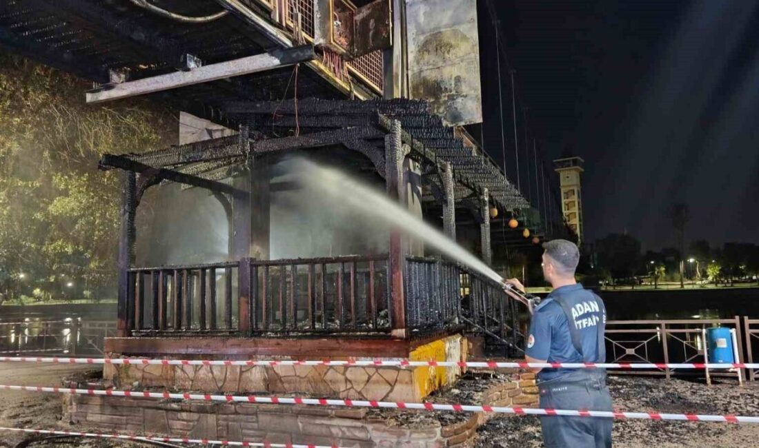 Adana’da Seyhan Nehri üzerinde bulunan asma yaya köprüsünde çıkan yangın