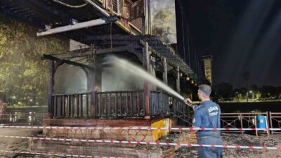 Adana’da Seyhan Nehri üzerinde bulunan asma yaya köprüsünde çıkan yangın