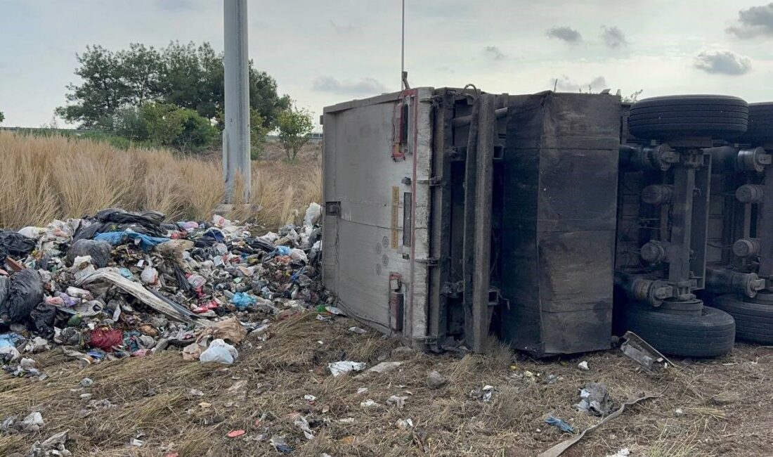 Adana’da bir atık yüklü tırın devrilmesi sonucu sürücü yaralandı. Kaza,