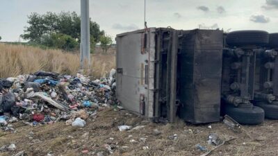 Adana’da bir atık yüklü tırın devrilmesi sonucu sürücü yaralandı. Kaza,