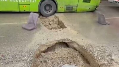 Adana’da, şiddetli yağışın etkisiyle meydana gelen çöküntüye düşen bir belediye