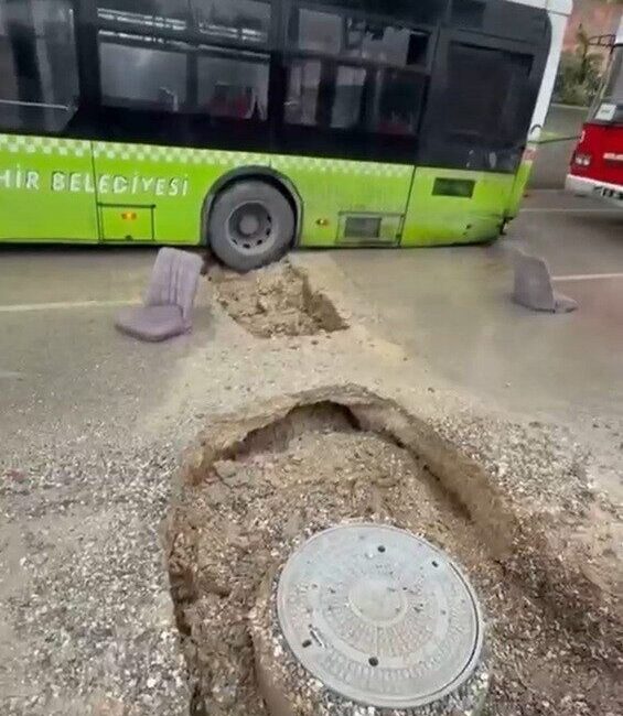 Adana’da, şiddetli yağışın etkisiyle meydana gelen çöküntüye düşen bir belediye