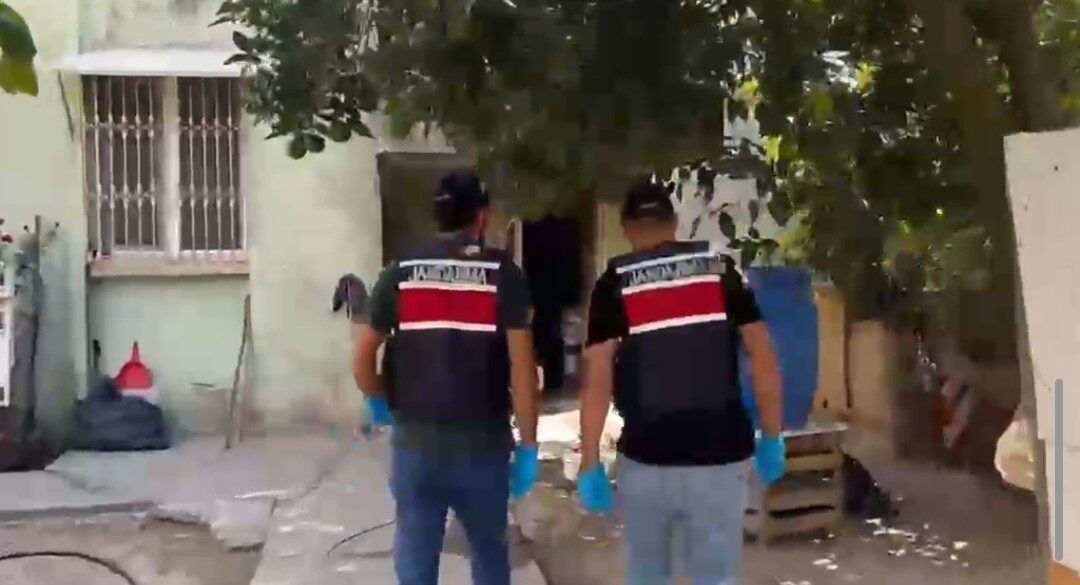 Adana’da, Jandarma ekipleri tarafından gerçekleştirilen bir operasyonda 1 ton 670