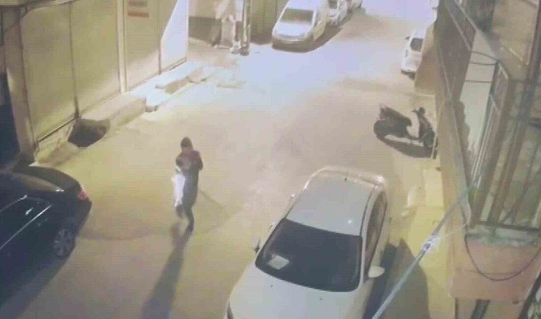 Adana’da, yüzlerini kapüşon ve şapka ile gizleyen kişiler, iki farklı