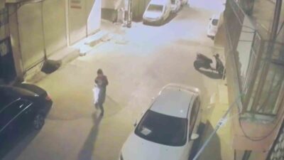 Adana’da, yüzlerini kapüşon ve şapka ile gizleyen kişiler, iki farklı