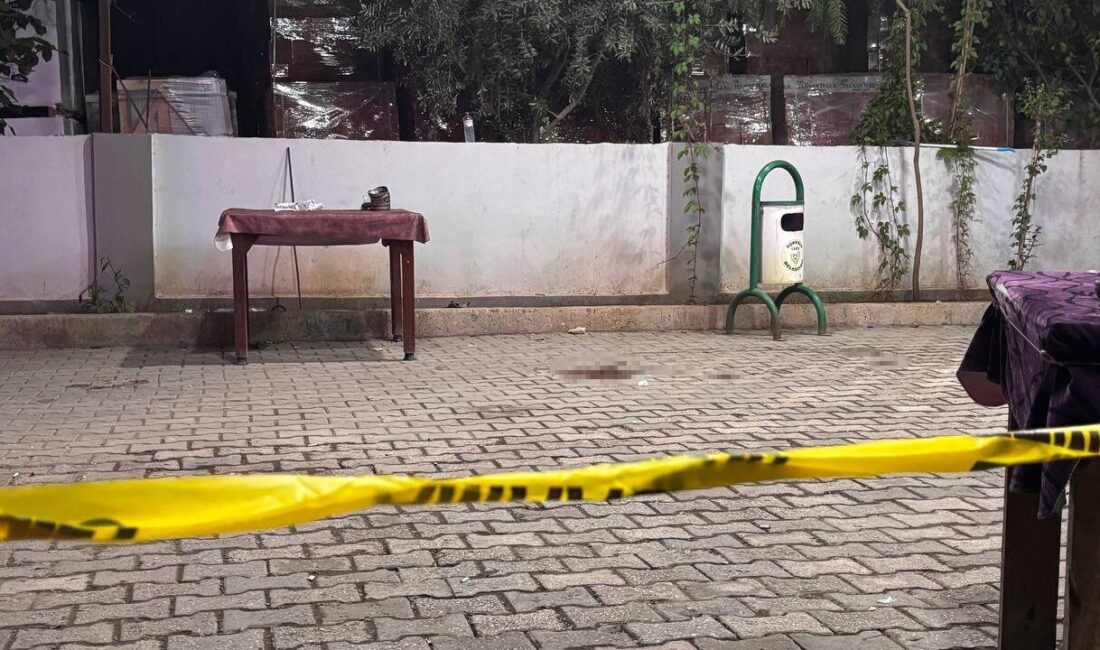 Adana’nın Yüreğir ilçesinde, aralarında husumet bulunan iki aile arasında kahvehanede