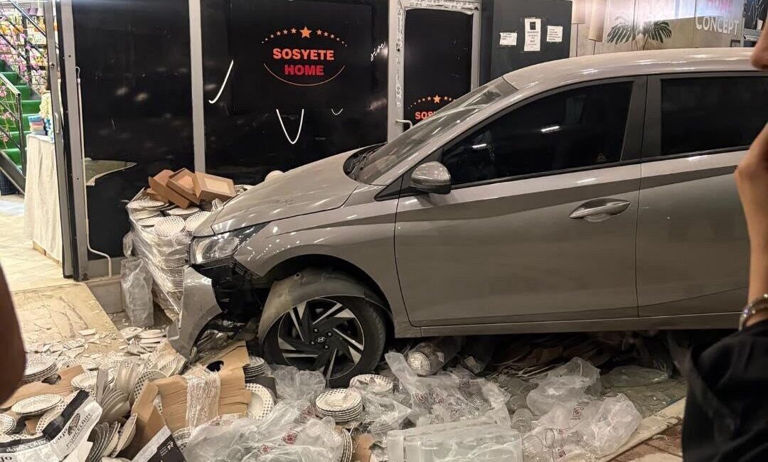 Adana’da, sürücülerin kontrolünü kaybettiği iki araç ardı ardına bir mağazaya