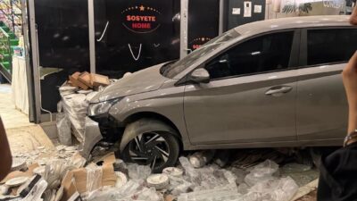 Adana’da, sürücülerin kontrolünü kaybettiği iki araç ardı ardına bir mağazaya