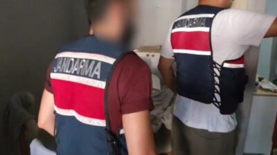 Adana’da jandarma ekipleri tarafından gerçekleştirilen operasyonlarda, uyuşturucu ve ruhsatsız silahlarla