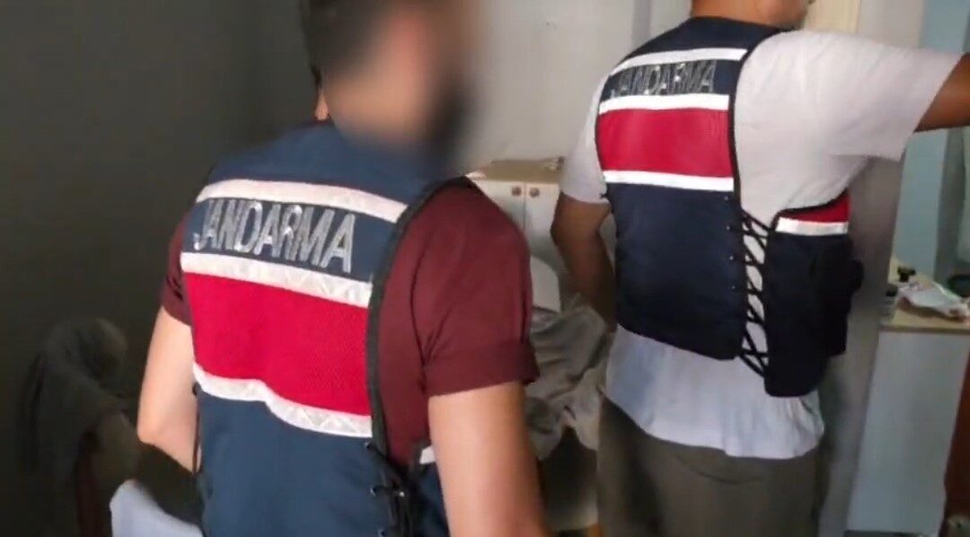 Adana’da jandarma ekipleri tarafından gerçekleştirilen operasyonlarda, uyuşturucu ve ruhsatsız silahlarla
