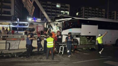 Adana’da meydana gelen trafik kazasında, bir yolcu otobüsü kontrolden çıkarak