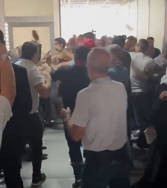 Elazığ Adliyesi’nde gerçekleşen bir duruşmada, taraflar arasında yumruklu ve tekme