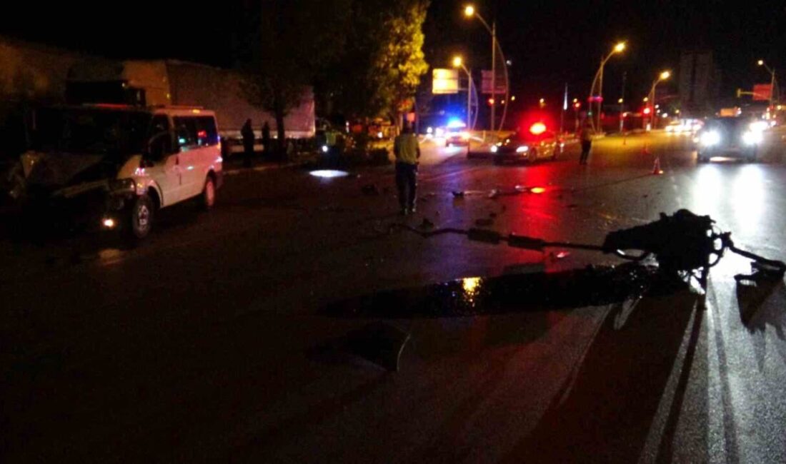 Malatya’da meydana gelen trafik kazasında, bir minibüsün kontrolünü yitirerek yol