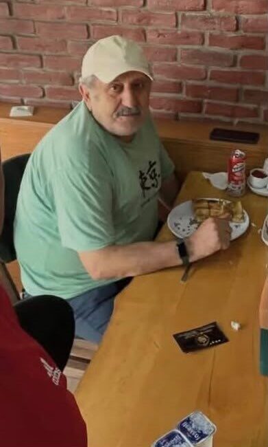 Alaplı ilçesinde, düşen bir kişinin üzerine merdiveni tutmaya çalışırken düşen