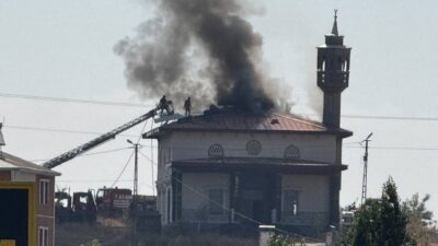 Ağrı’nın Küpkıran Mahallesi’ndeki bir caminin çatısında bilinmeyen bir sebepten dolayı