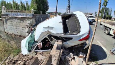 Ağrı’nın Patnos ilçesinde meydana gelen trafik kazasında, 1’i çocuk 4
