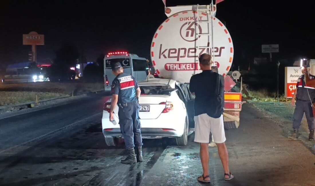 Manavgat ilçesinde meydana gelen trafik kazasında, bir otomobilin akaryakıt tankerine