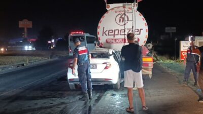 Manavgat ilçesinde meydana gelen trafik kazasında, bir otomobilin akaryakıt tankerine