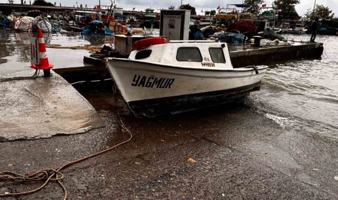Akçakoca ilçesinde yaşanan şiddetli fırtına, balıkçı barınağında hasara neden oldu