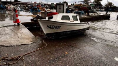 Akçakoca ilçesinde yaşanan şiddetli fırtına, balıkçı barınağında hasara neden oldu