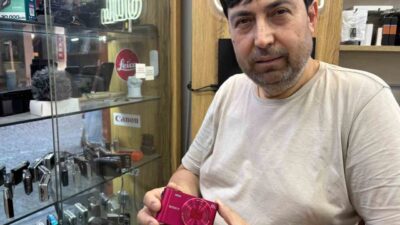 Eskişehir’de uzun yıllardır esnaflık yapan Osman Kozan, gençlerin akıllı telefon