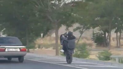 Nevşehir ilinde bir sürücü, plakasız motosikletiyle ilerlerken tek teker üzerinde